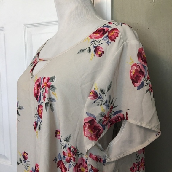Torrid Cream Floral Relaxed Blouse Top - Picture 4 of 7